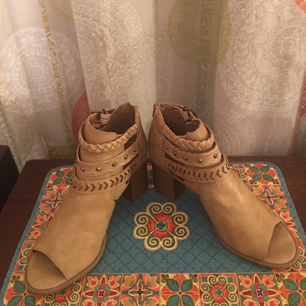 ☃️ Sugar peep toe boots size 10 nwot